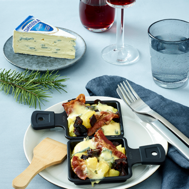 Bildmotiv für CAMBOZOLA Raclette Pfännchen mit Kartoffeln, Speck und Pflaumen