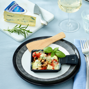 Bildmotiv für CAMBOZOLA Raclette Pfännchen mit Tomaten und Pilzen
