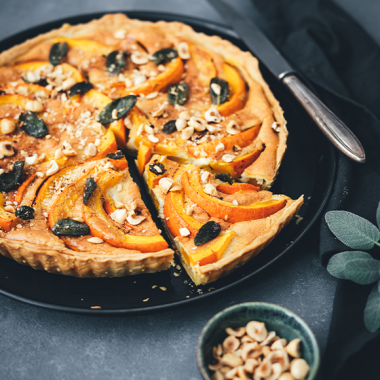 Bildmotiv für Pompoenquiche met CAMBOZOLA, salie en hazelnoten